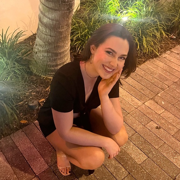 Meet your Posher, Hayley - Picture 1 of 2